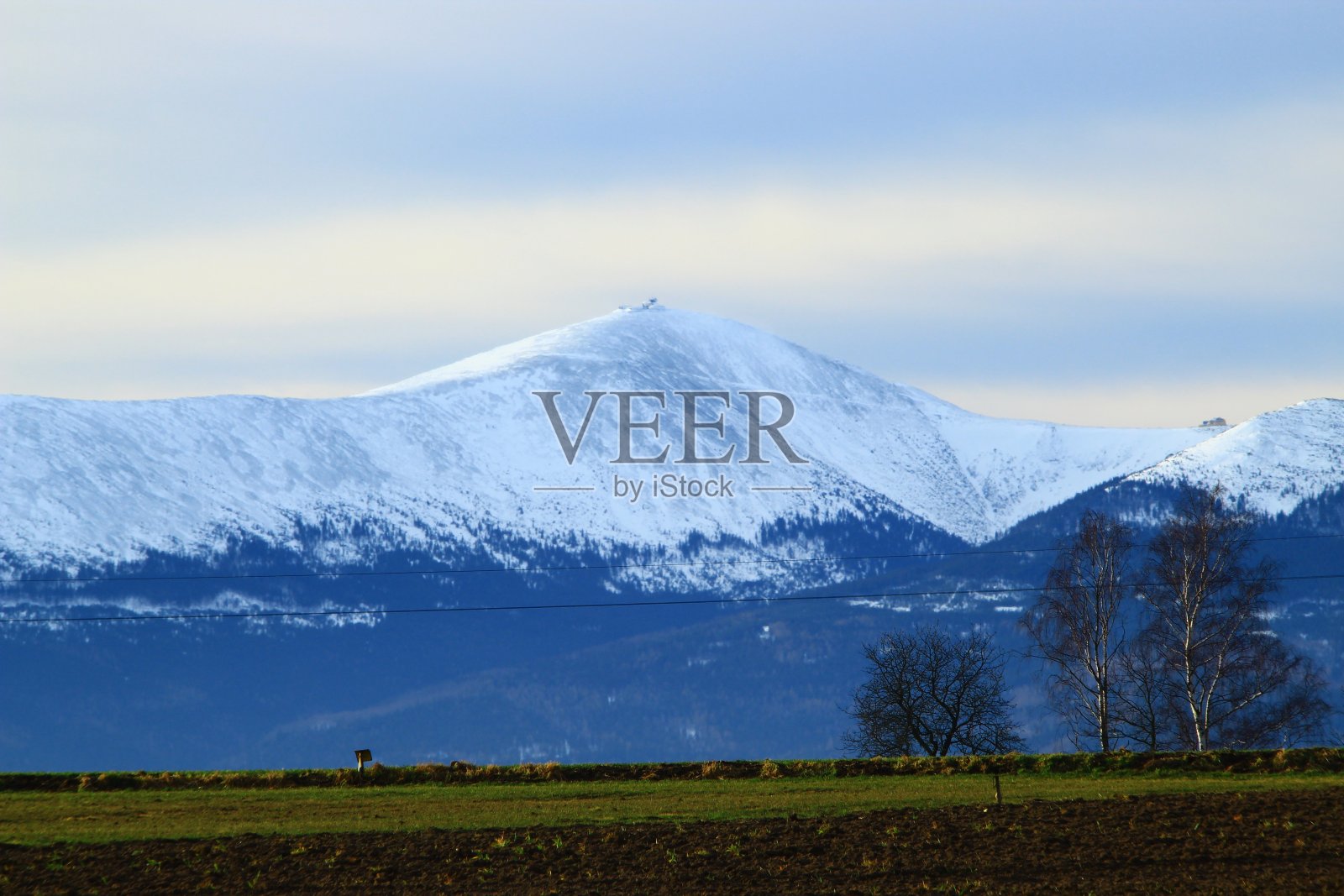卡尔科诺泽山脚下的早晨照片摄影图片