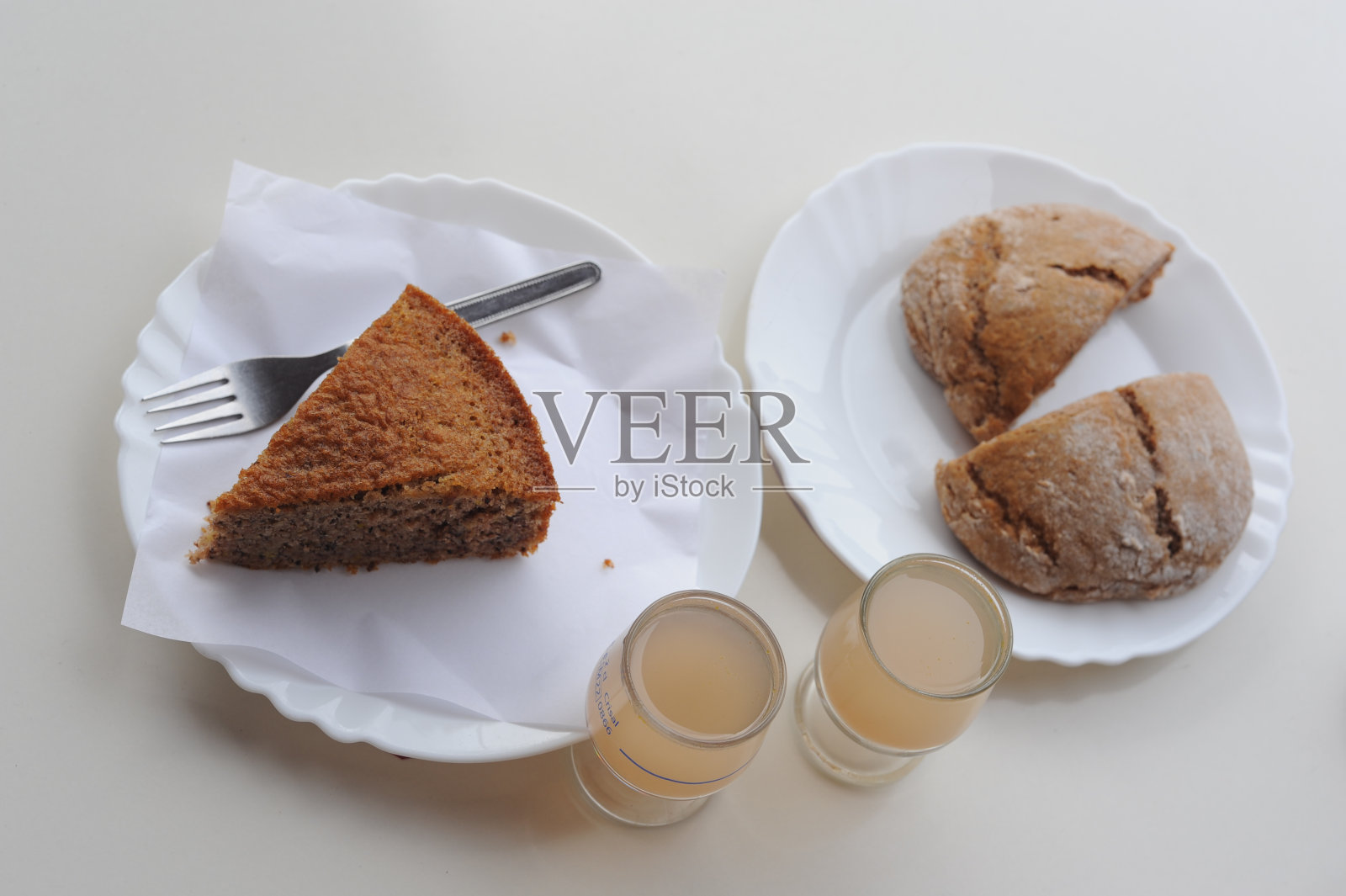 在葡萄牙马德拉岛，两片栗子蛋糕和两杯栗子利口酒照片摄影图片