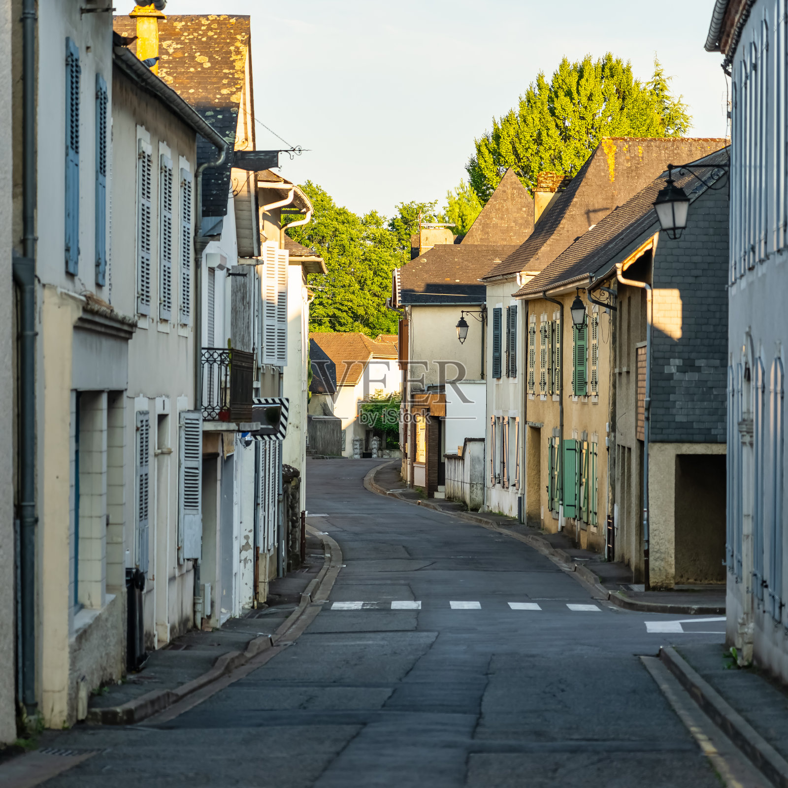 法国南部城镇莫拉斯路边的老房子。照片摄影图片