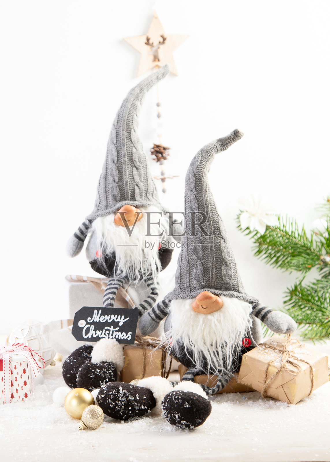 可爱的圣诞小矮人和其他节日装饰。照片摄影图片