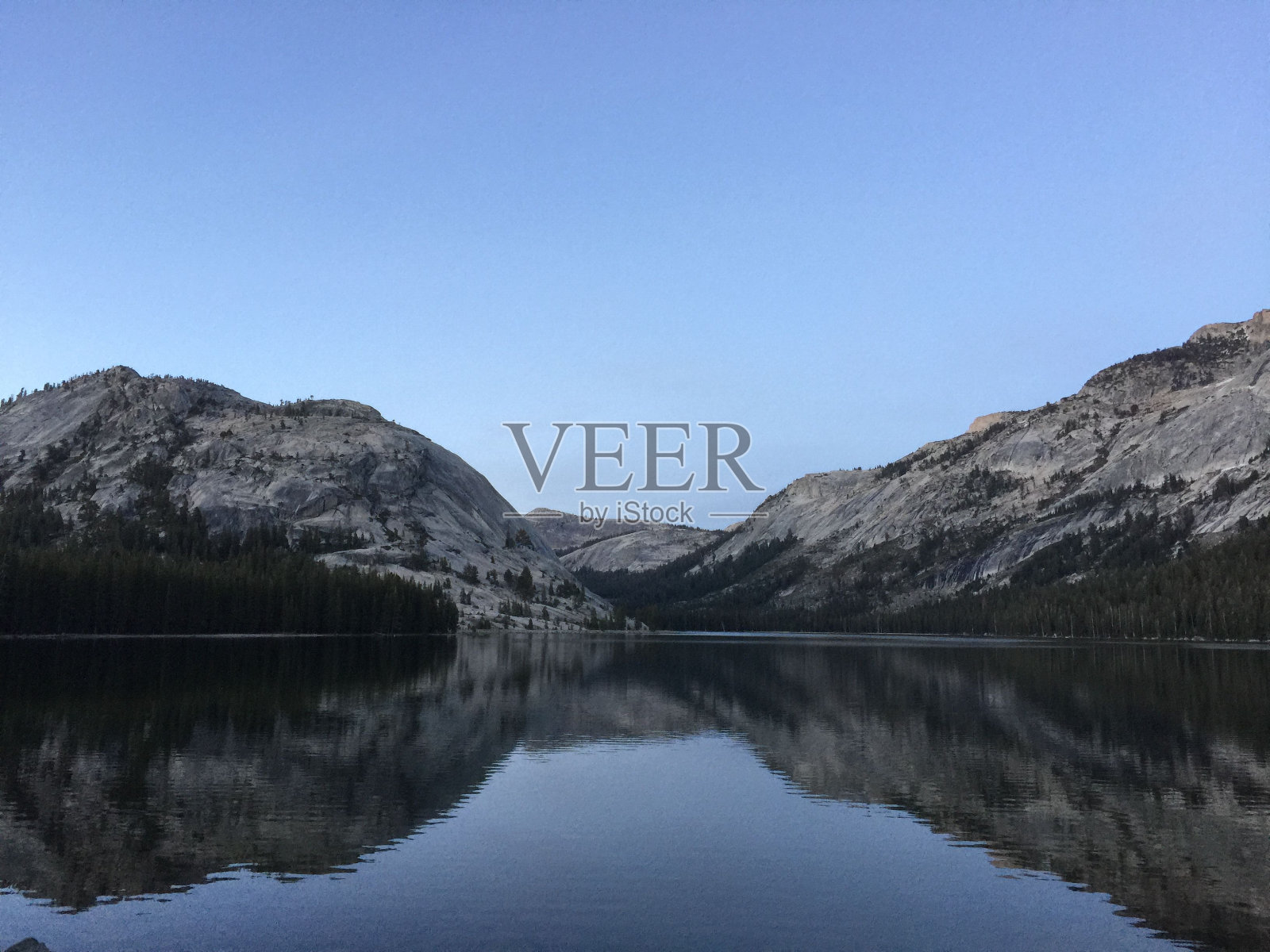 令人惊叹的特纳亚湖景观，周围环绕着雄伟的山区地形照片摄影图片