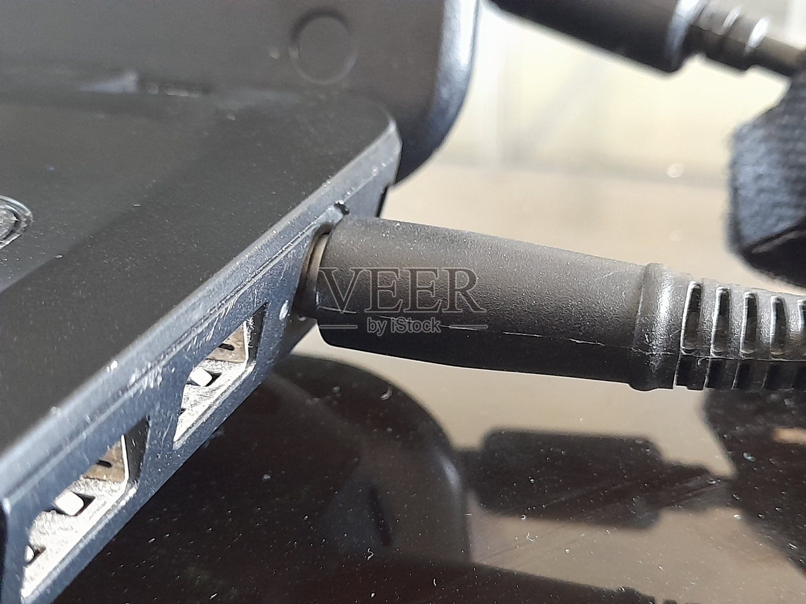 将充电器插头插入笔记本电脑照片摄影图片