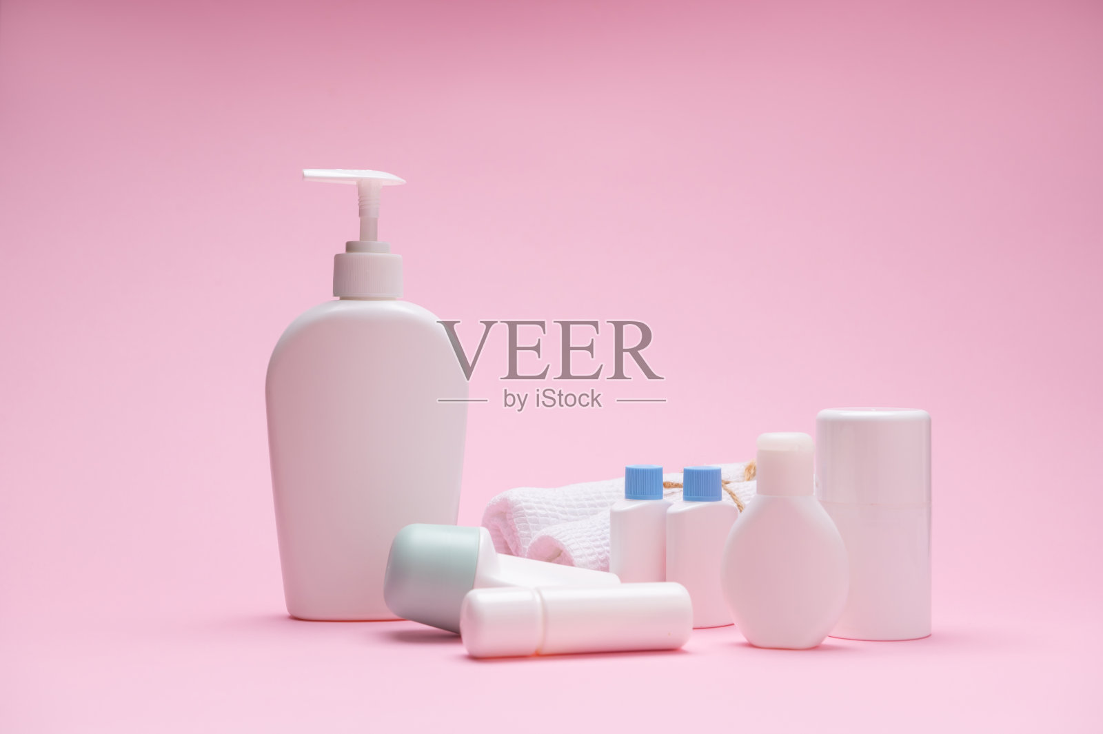 静物与一套白色测试模拟瓶与美容美容产品的皮肤和身体护理，隔离在粉红色照片摄影图片