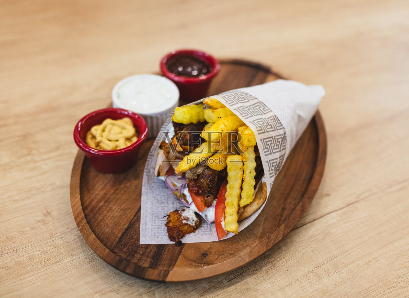 皮塔饼里裹着美味的陀螺照片摄影图片