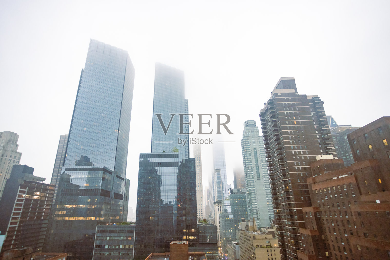 雾下的纽约高楼照片摄影图片