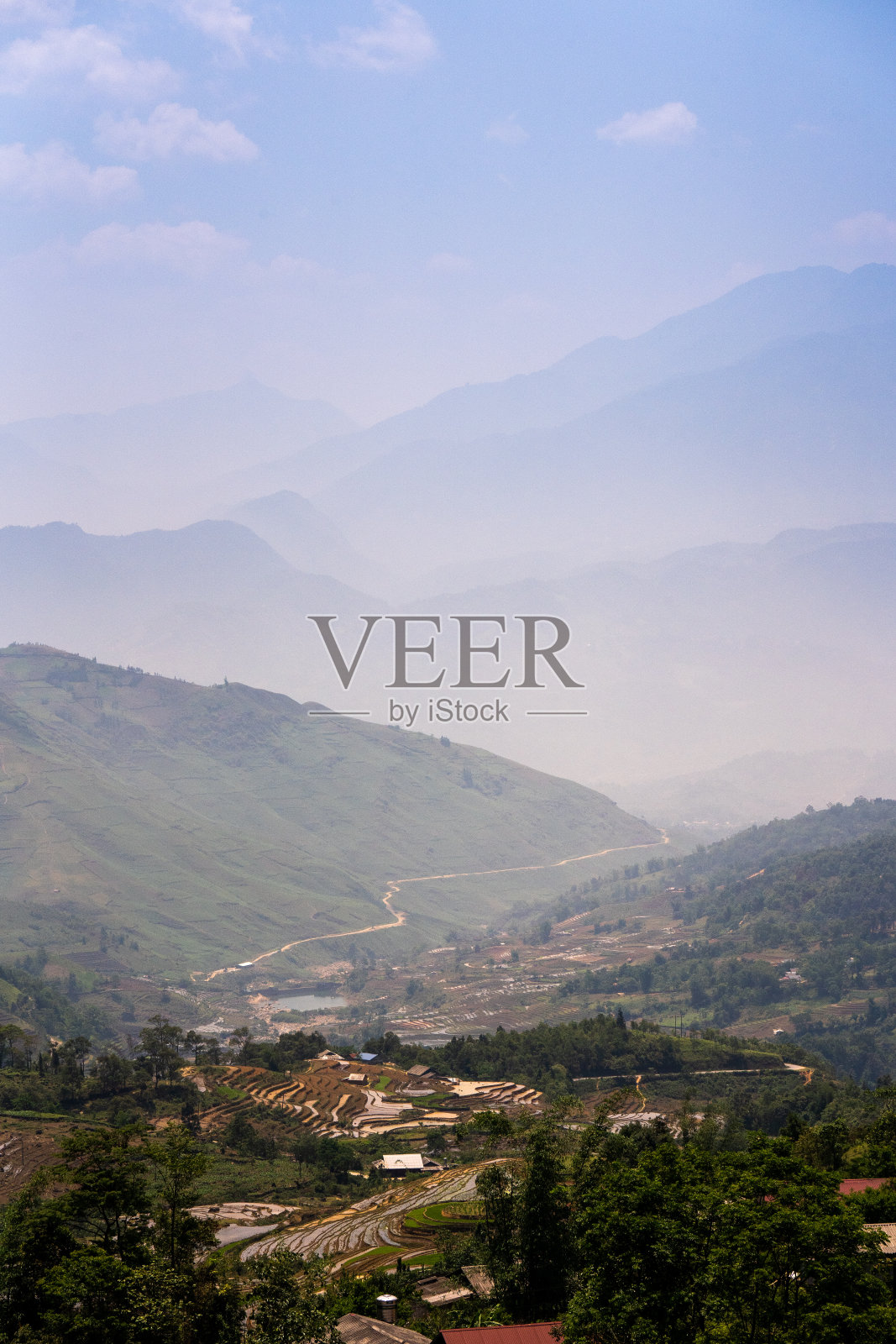 浇灌的季节使得越南老蔡省yty公社的梯田呈现出褐色的土壤与美丽的天空混合在一起。照片摄影图片