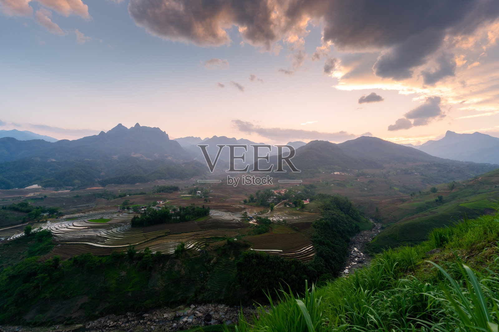 浇灌的季节使得越南老蔡省yty公社的梯田呈现出褐色的土壤与美丽的天空混合在一起。照片摄影图片