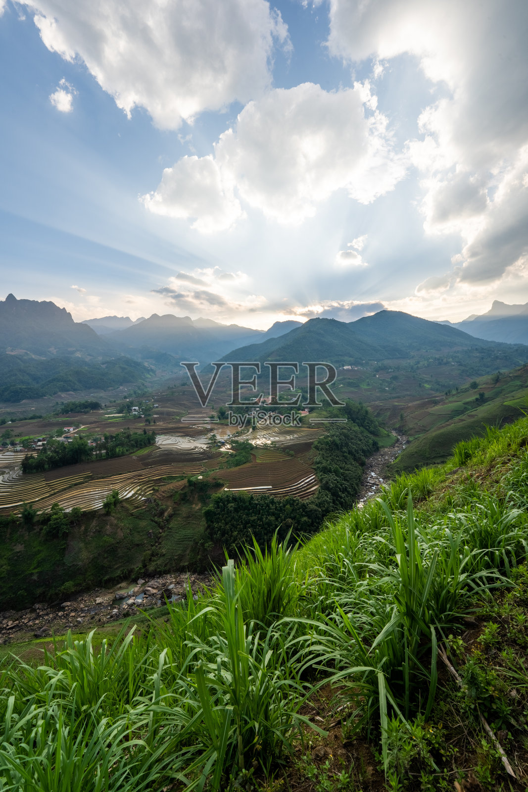 浇灌的季节使得越南老蔡省yty公社的梯田呈现出褐色的土壤与美丽的天空混合在一起。照片摄影图片