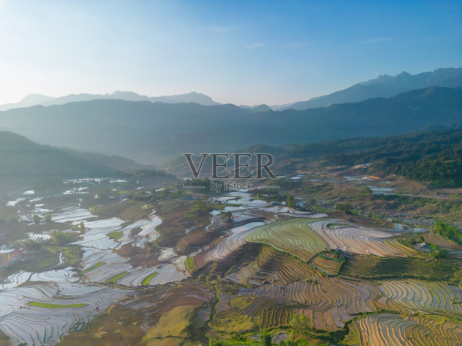 鸟瞰浇灌季节，越南老蔡省yty公社的梯田，棕色的土壤与美丽的天空融为一体。照片摄影图片