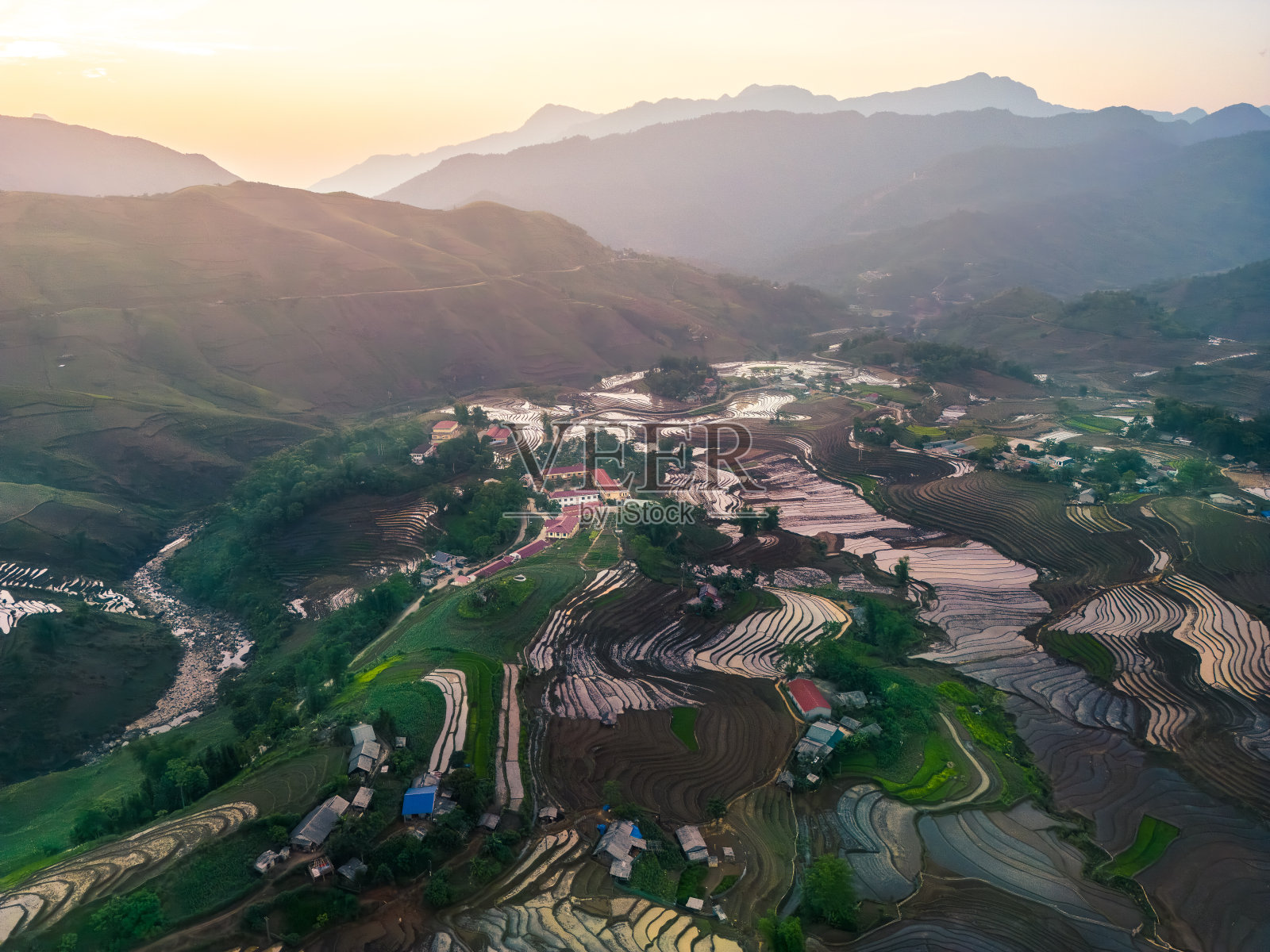 鸟瞰浇灌季节，越南老蔡省yty公社的梯田，棕色的土壤与美丽的天空融为一体。照片摄影图片