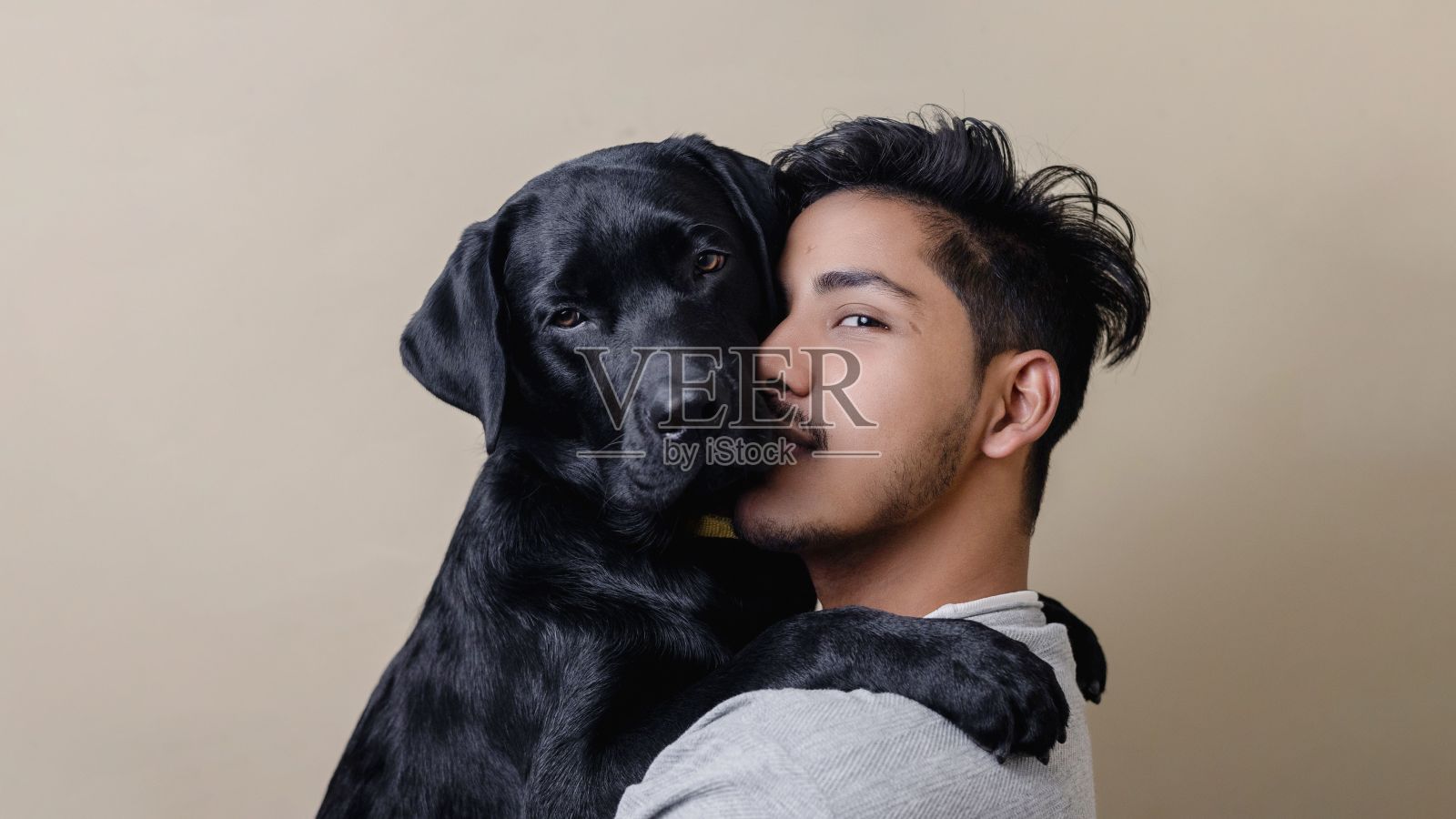 黑色拉布拉多犬拥抱他的人类朋友照片摄影图片