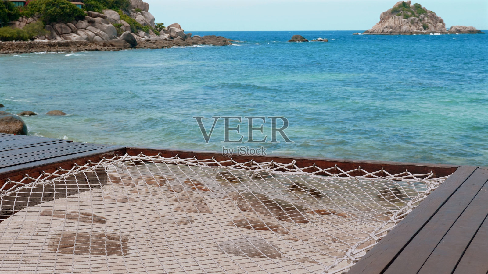 暑假在海边的吊床上。照片摄影图片