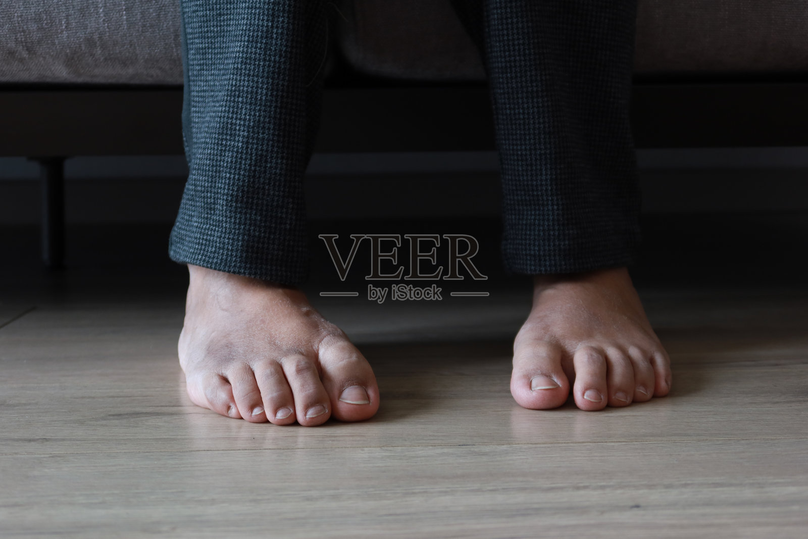 女性脚肿胀的特写照片摄影图片