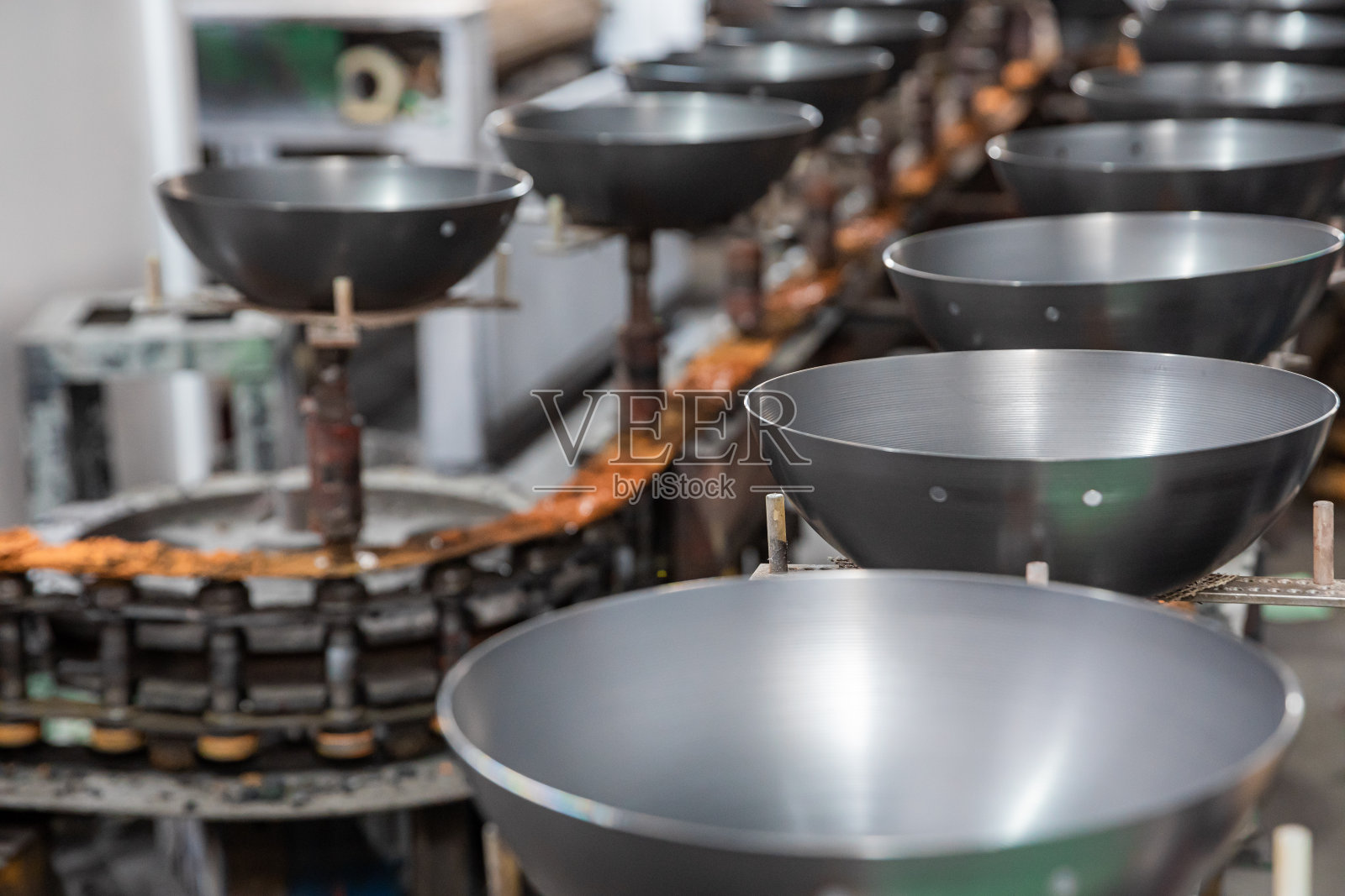 厨房锅制造工厂，烹饪用品生产工艺，工业厂房内生产线照片摄影图片