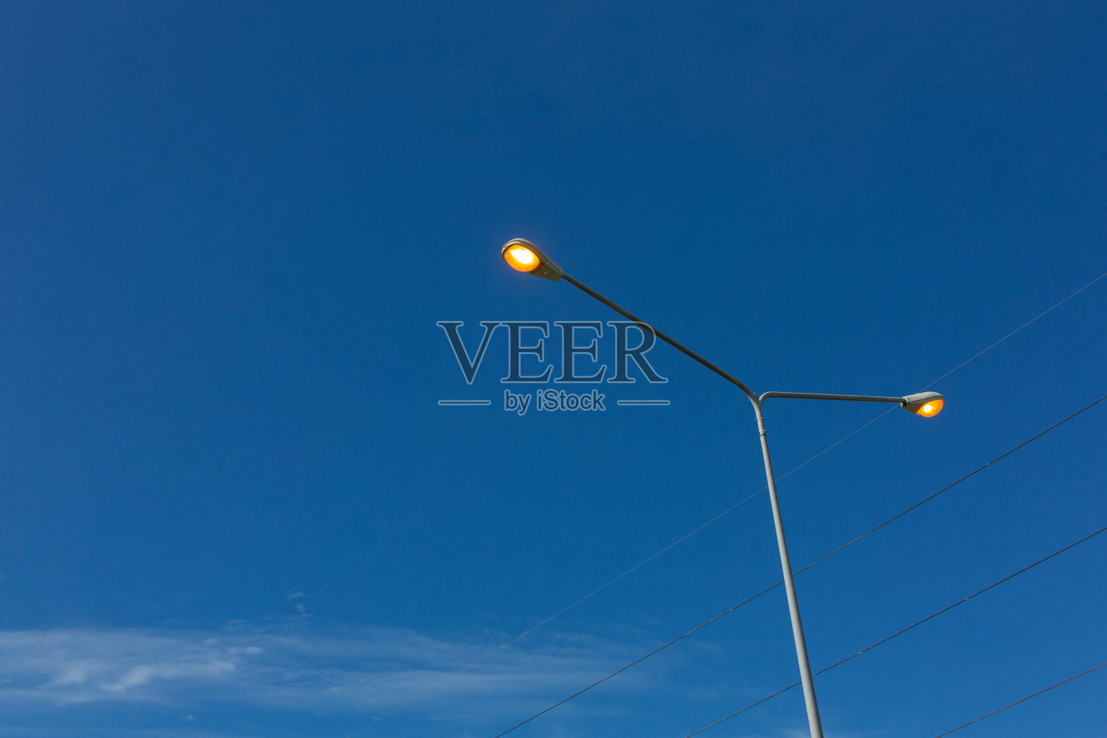 街灯杆出了故障，天气晴朗时才启动。照片摄影图片