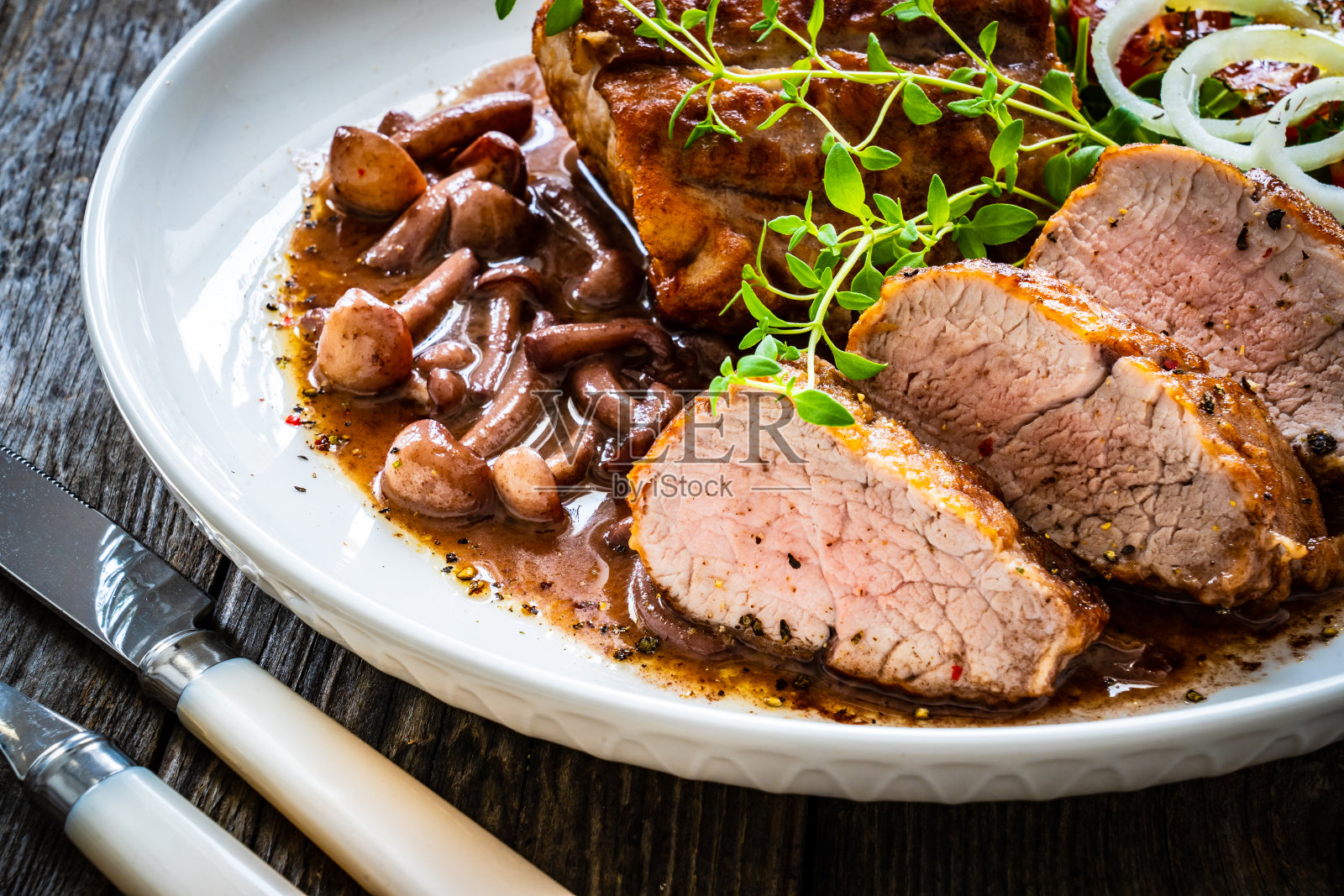 烤猪里脊、蘑菇酱和新鲜蔬菜照片摄影图片