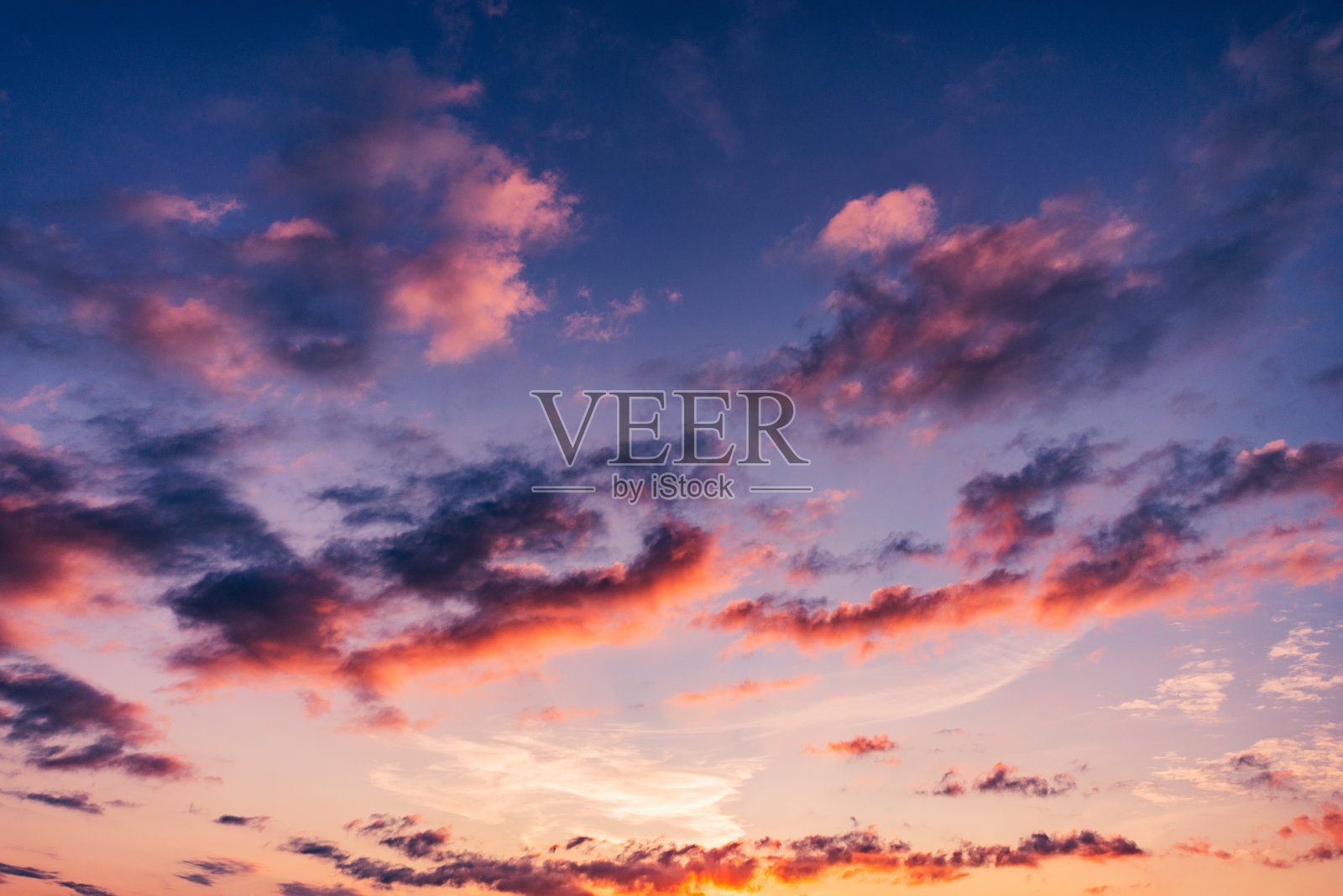 日落时分天空中令人惊叹的云景。照片摄影图片