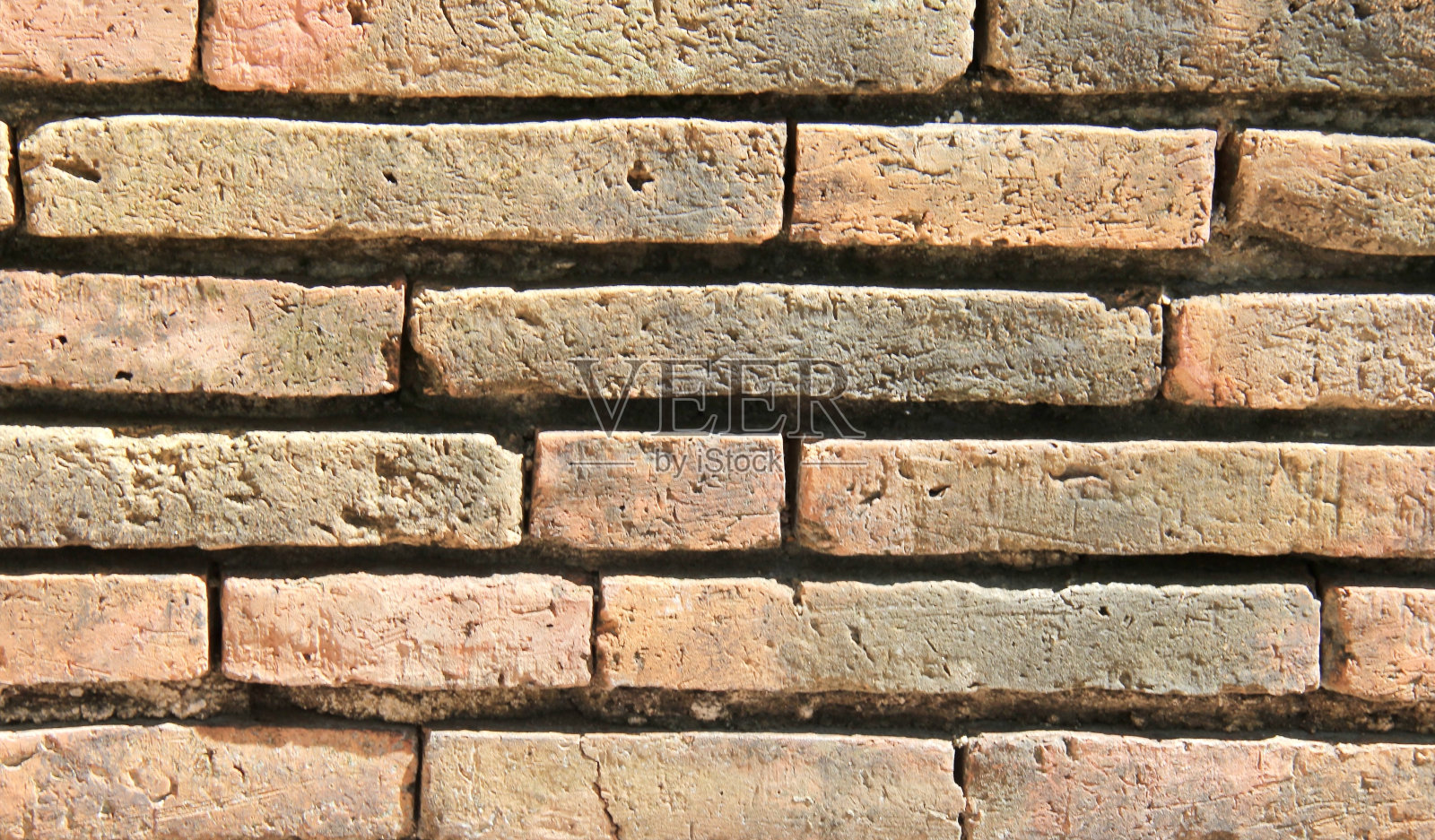 一张砖墙的照片，上面栖息着一只小鸟，一张砖墙的特写，上面栖息着一只小鸟照片摄影图片