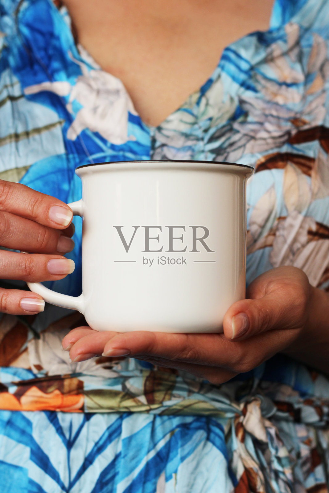 拿着白色咖啡杯模型的女孩。空白的白色杯子模拟你的公司标志和设计。照片摄影图片