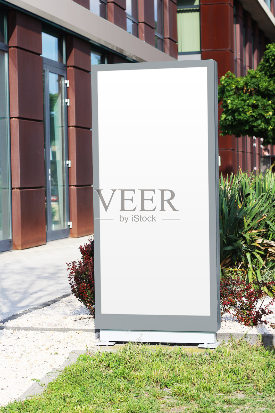 空白的白色垂直灯箱标志模型照片图像。清除横幅上的街道模拟模板。照片摄影图片