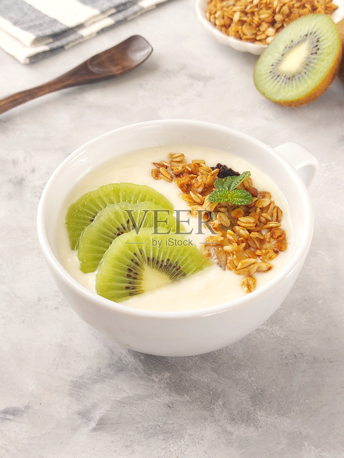 酸奶，麦片配猕猴桃。照片摄影图片