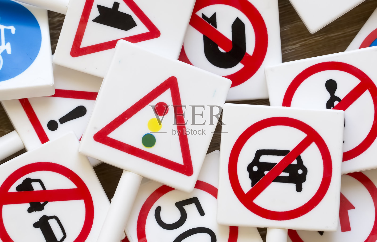 安全标志和标志。工作场所的健康和安全标志和标志照片摄影图片