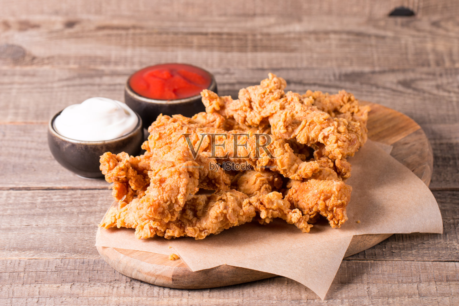 脆炸鸡胸条配酱照片摄影图片
