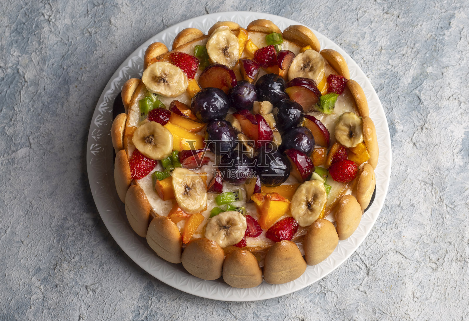 美味的水果蛋糕(土耳其名字;Meyveli yas意大利面，karisik Meyveli yas意大利面)照片摄影图片