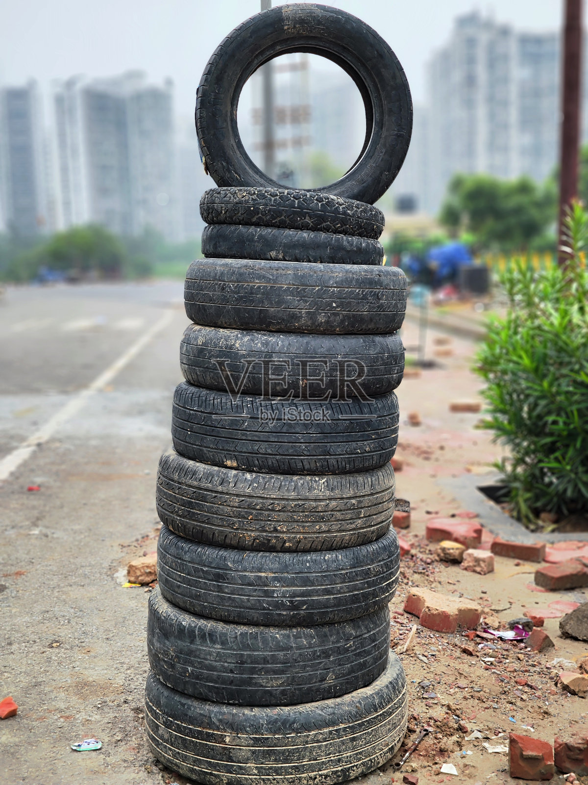 路上有一堆黑色的车轮轮胎照片摄影图片