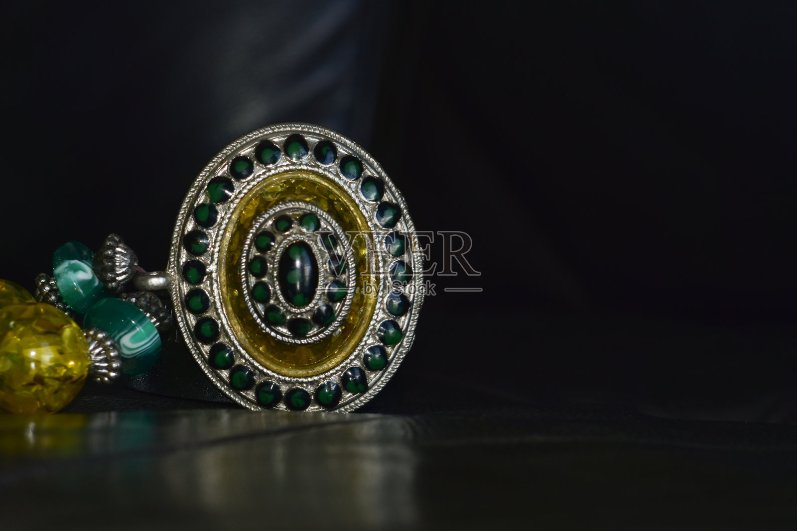 青金石是一种美丽的宝石照片摄影图片