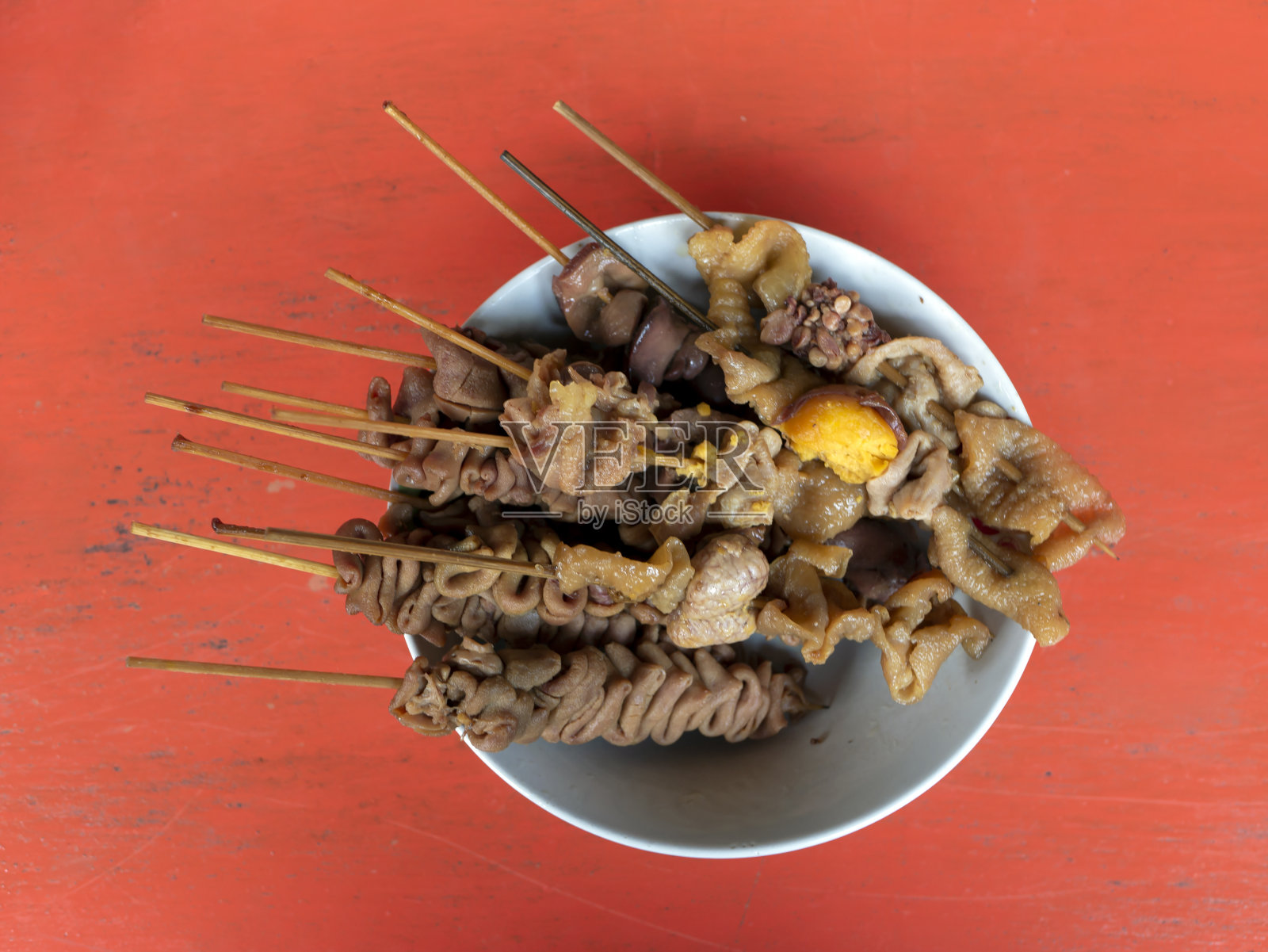 在印尼日惹，美味的街头小吃Angkringan沙爹照片摄影图片