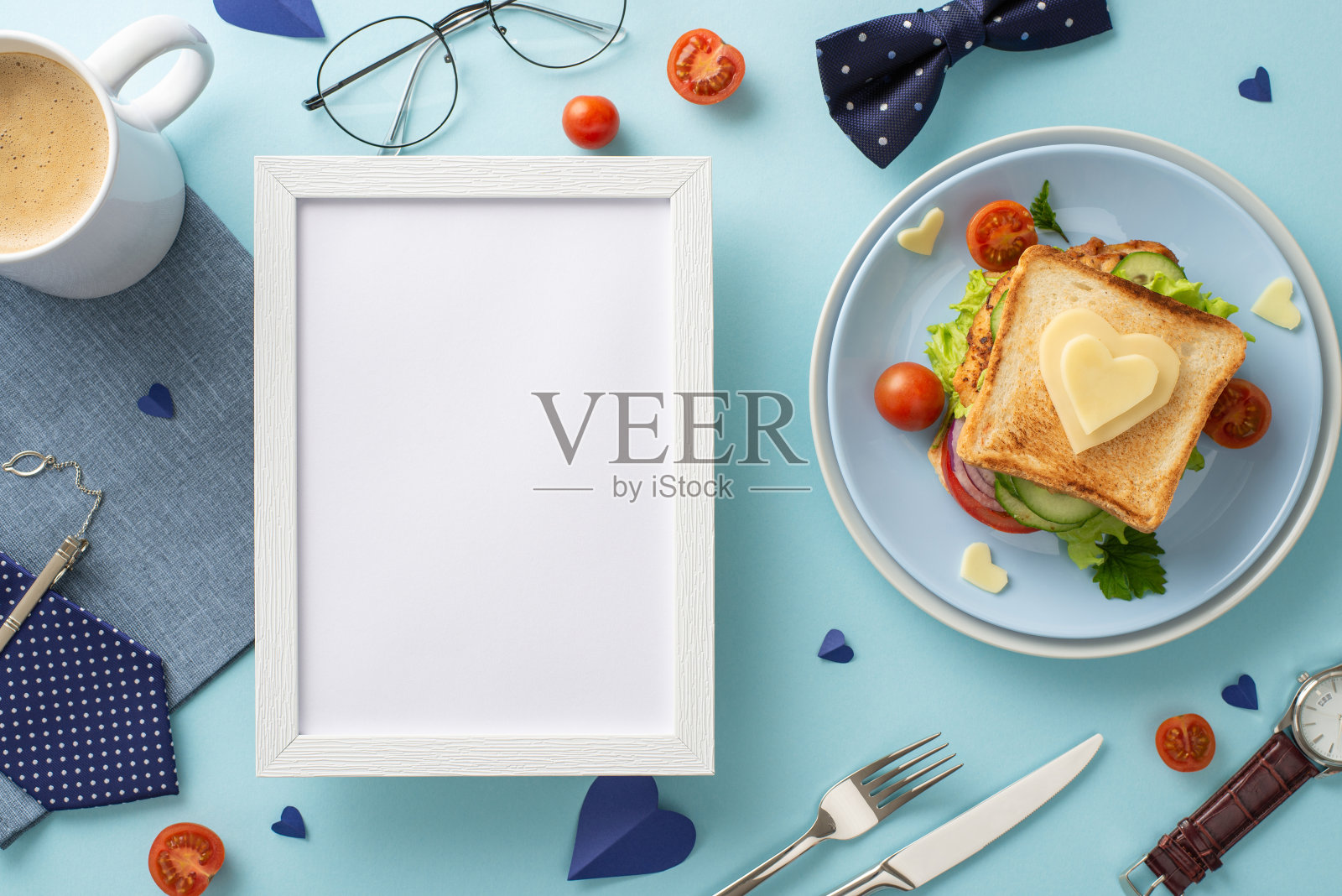在父亲节为父亲准备一顿惊喜早餐，让他觉得自己很特别。一个相框的俯视图，自制早餐，男士配饰，在淡蓝色的背景上，文字或广告的空框照片摄影图片