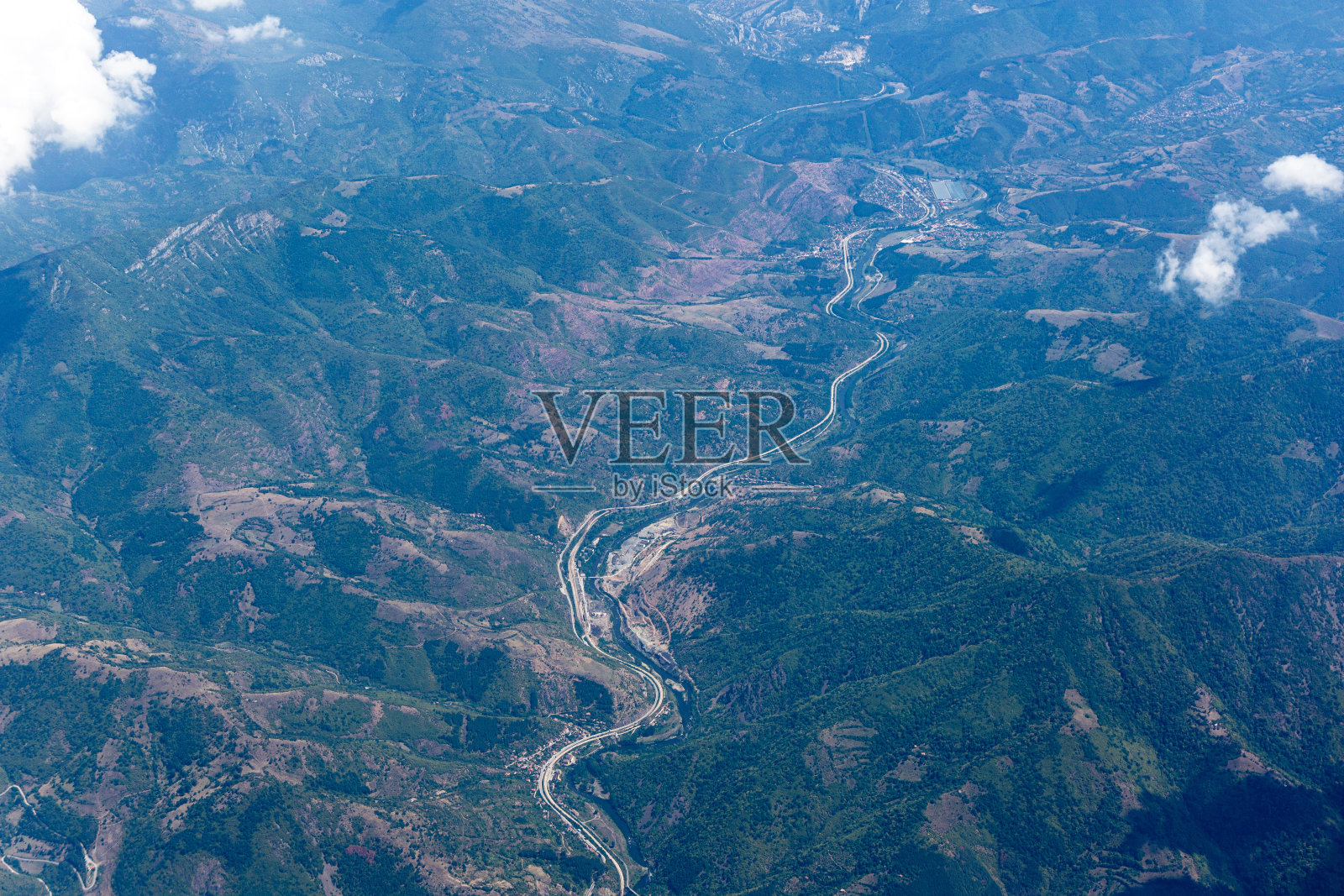 从飞机上看陆地和云层照片摄影图片