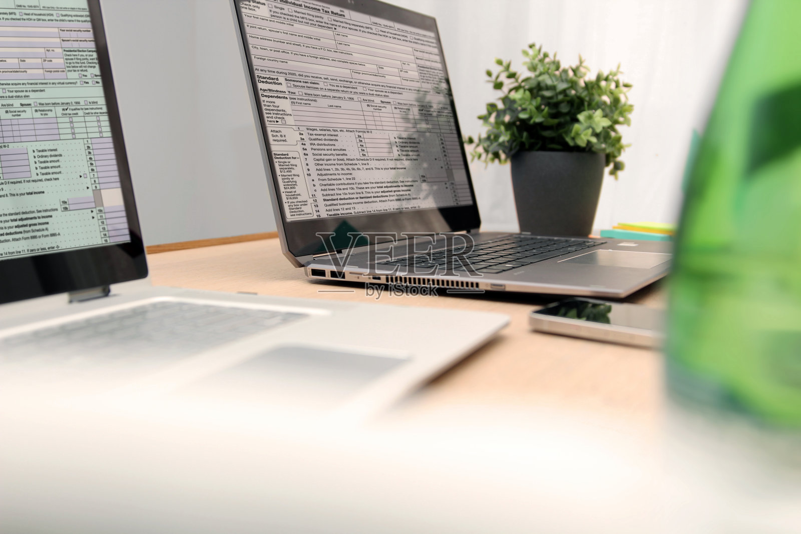 商人正在准备纳税。纳税申报表。照片摄影图片