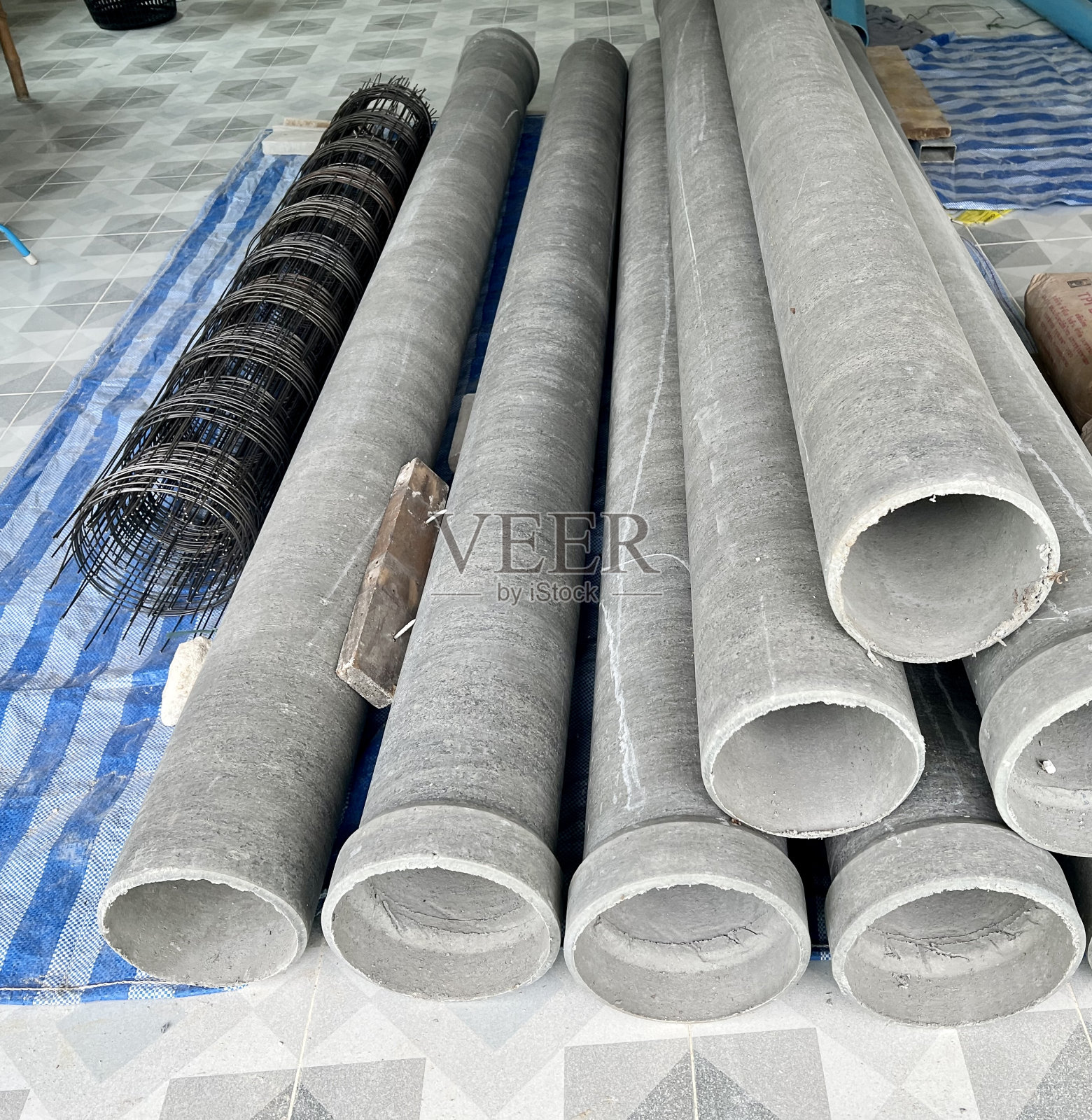 一张羊毛和金属丝网的照片放在桌子上。照片摄影图片