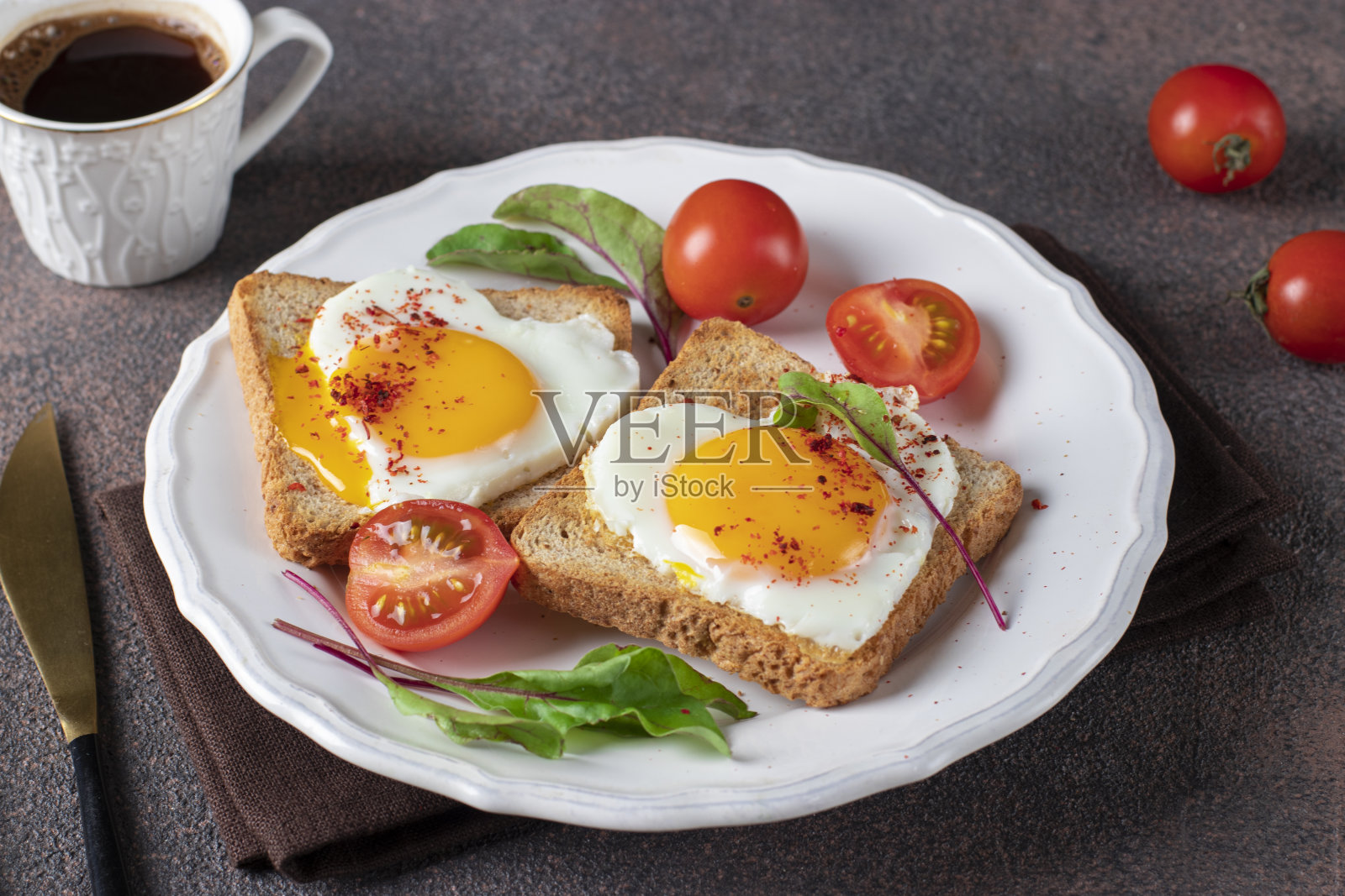 心形煎蛋，吐司配圣女果和一杯咖啡作为早餐，特写照片摄影图片