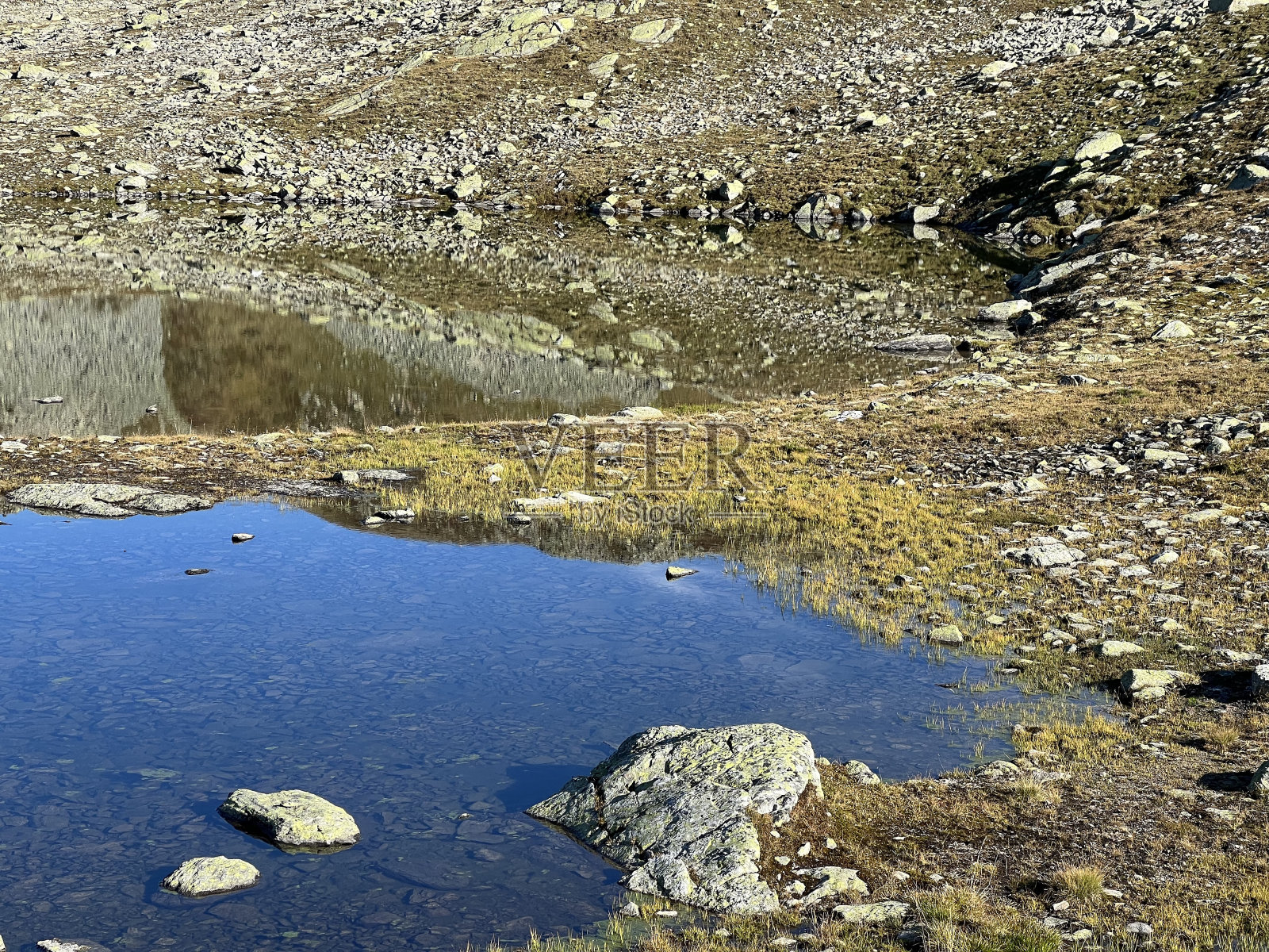 阿尔卑斯湖之上的flelapass山口和在Silvretta阿尔卑斯山(瑞士阿尔卑斯山脉)，达沃斯-格劳松州，瑞士(Kanton graub<e:1>，瑞士)照片摄影图片