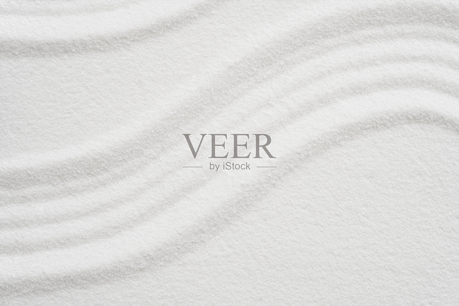 禅宗花园，在日本风格的白色沙滩上有线条图案，沙滩纹理表面有波浪平行线图案，背景横幅为和谐，冥想，禅宗的概念照片摄影图片