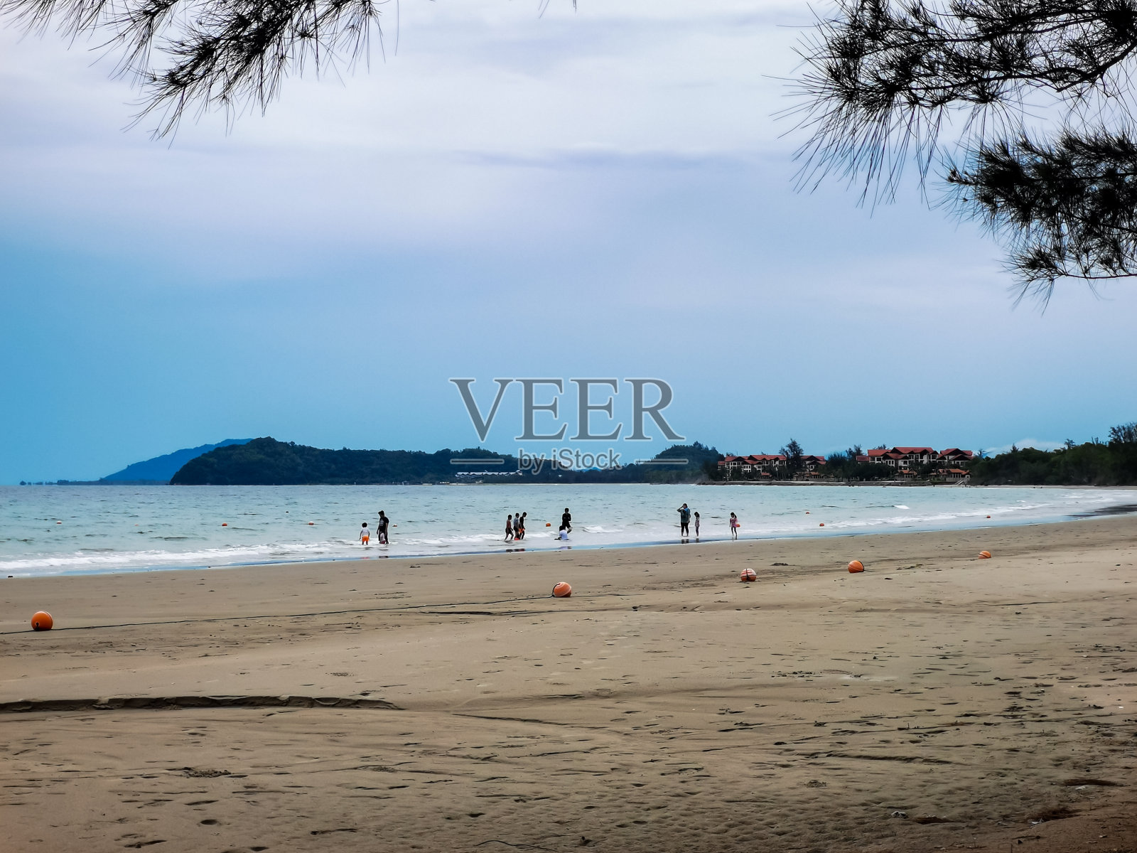 热带度假胜地海滩风光在白天的时间。照片摄影图片