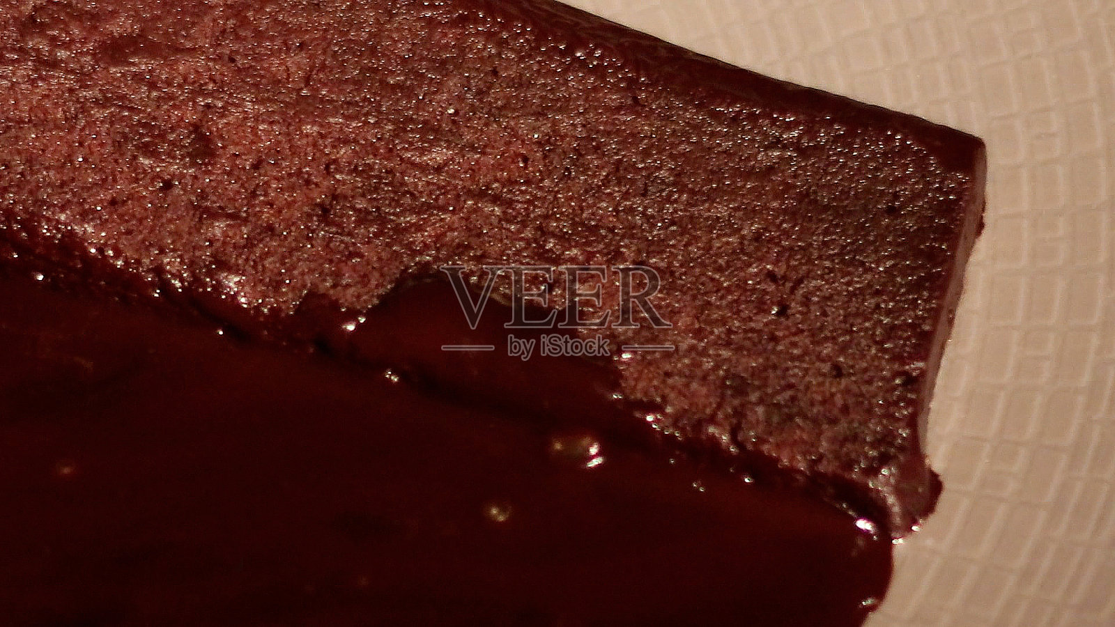 无面粉黑巧克力蛋糕和巧克力酱。照片摄影图片