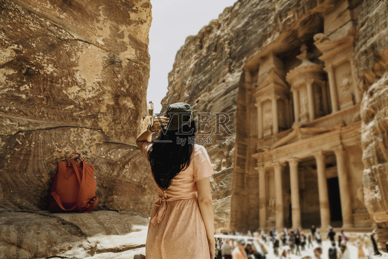 一位在约旦佩特拉古城旅游的亚洲游客照片摄影图片