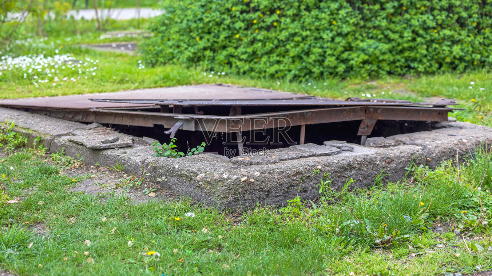 露天井危险照片摄影图片