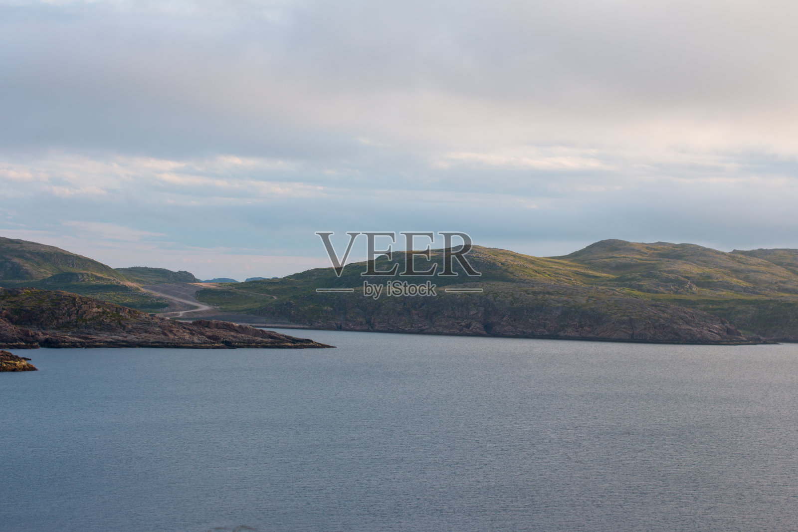 北部多山，海和山冷湖上的科拉半岛。Teriberka村照片摄影图片