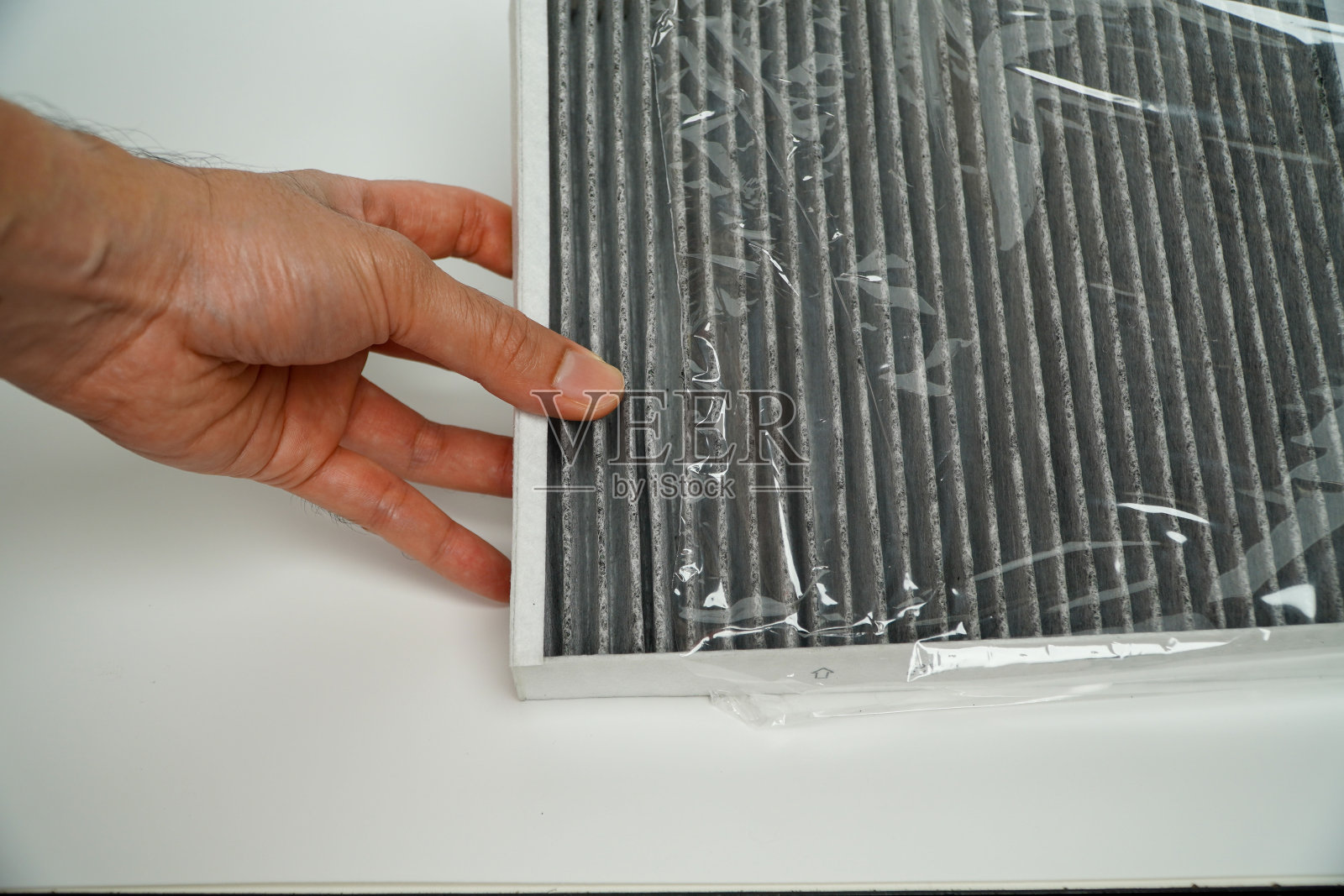 车厢空气滤清器。汽车空气清洗零配件。机舱空气滤清器，白色背景的汽车空气滤清器照片摄影图片