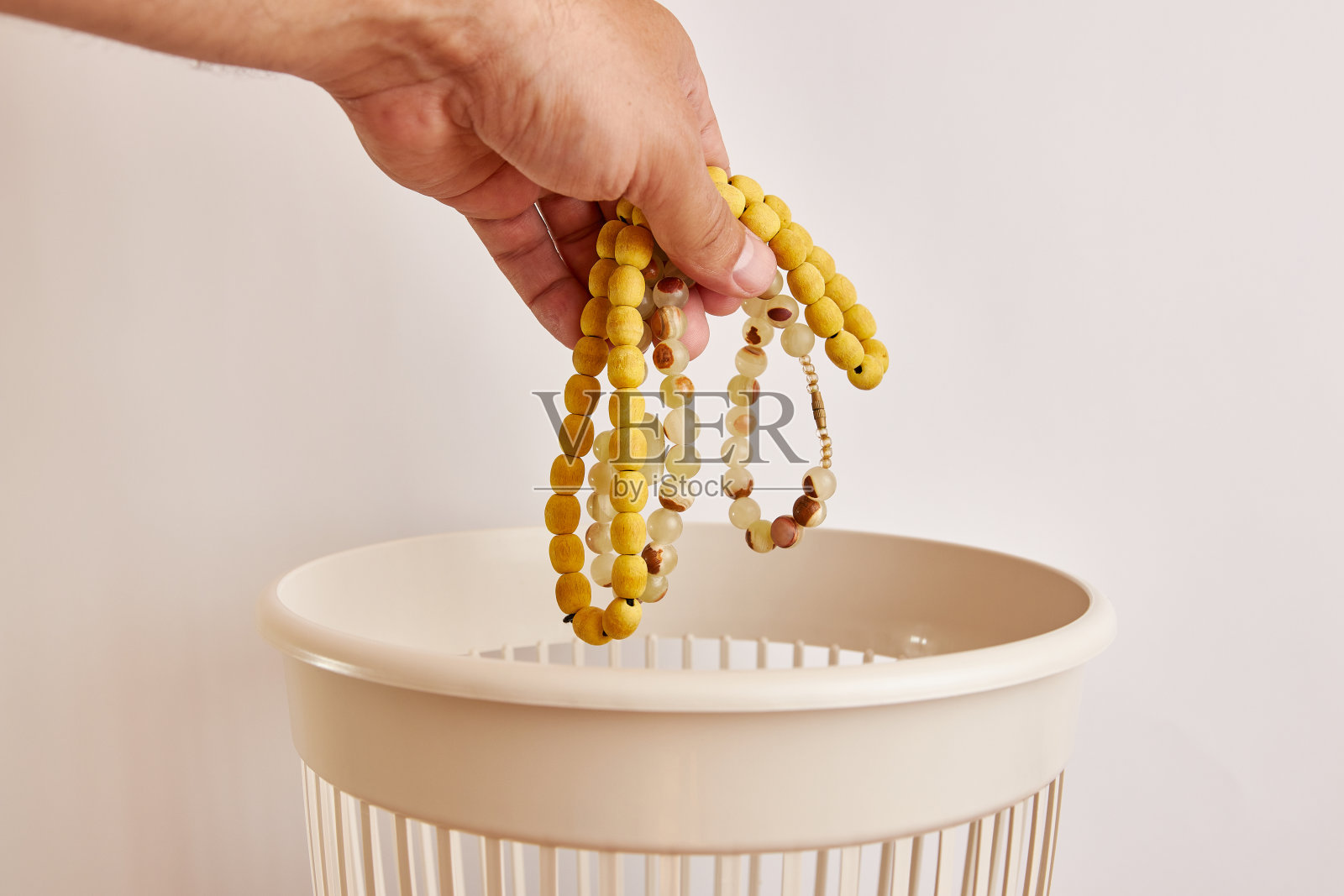 过时的雌珊瑚被回收并扔进垃圾桶。废物处理和回收的概念。照片摄影图片