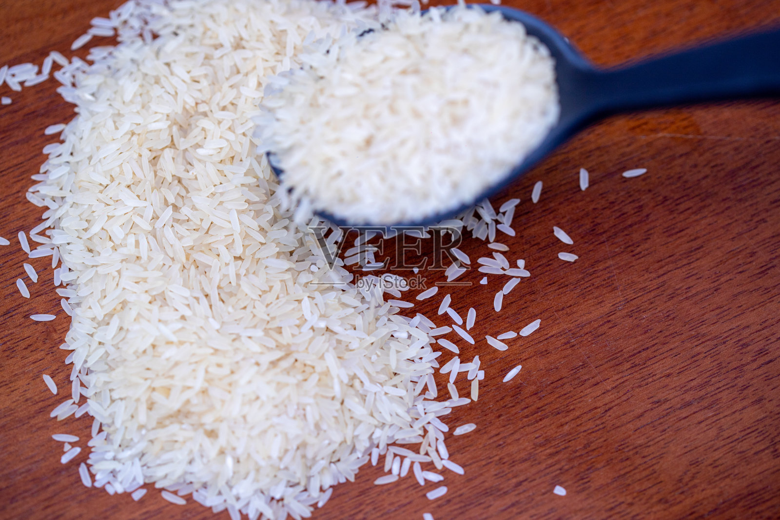 桌上有许多米粒照片摄影图片