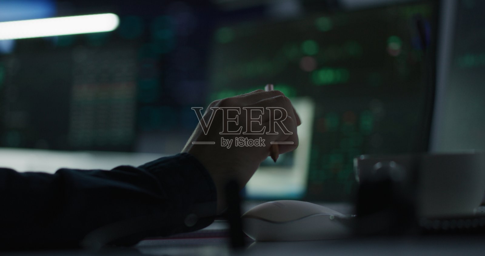 股票交易员在电脑上处理实时股票照片摄影图片