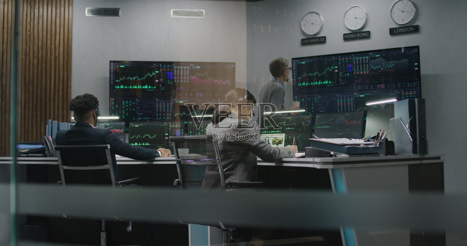 多民族团队分析外汇市场图表照片摄影图片