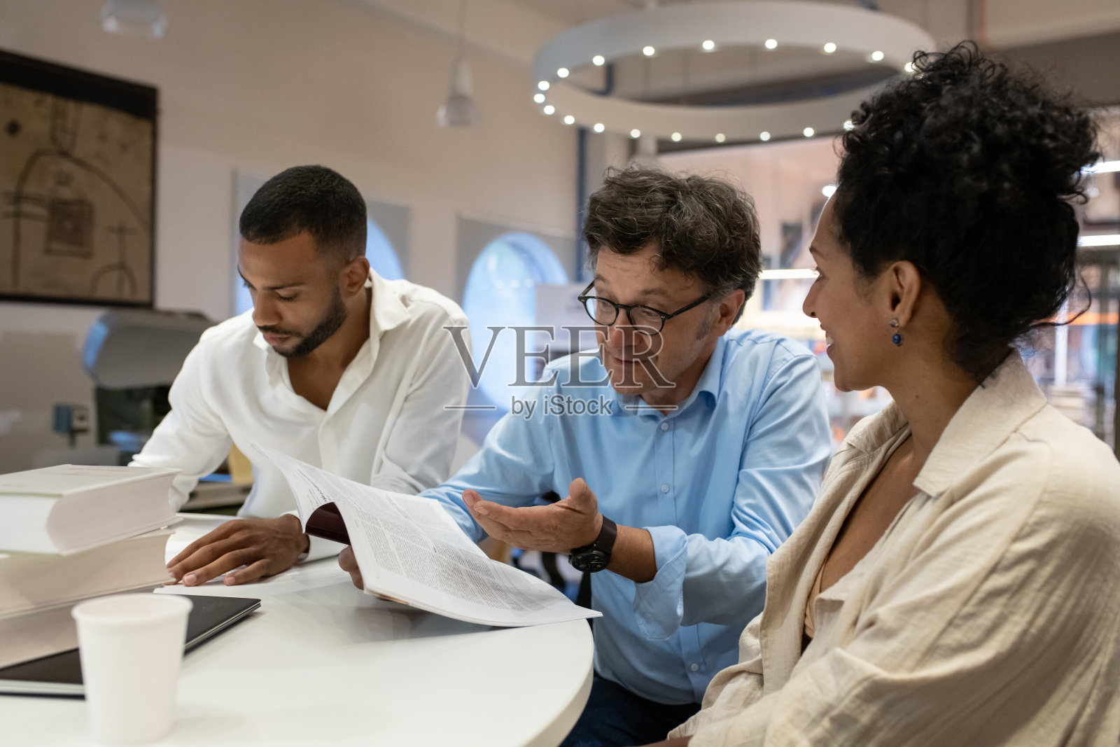图书馆里的游客和读者照片摄影图片