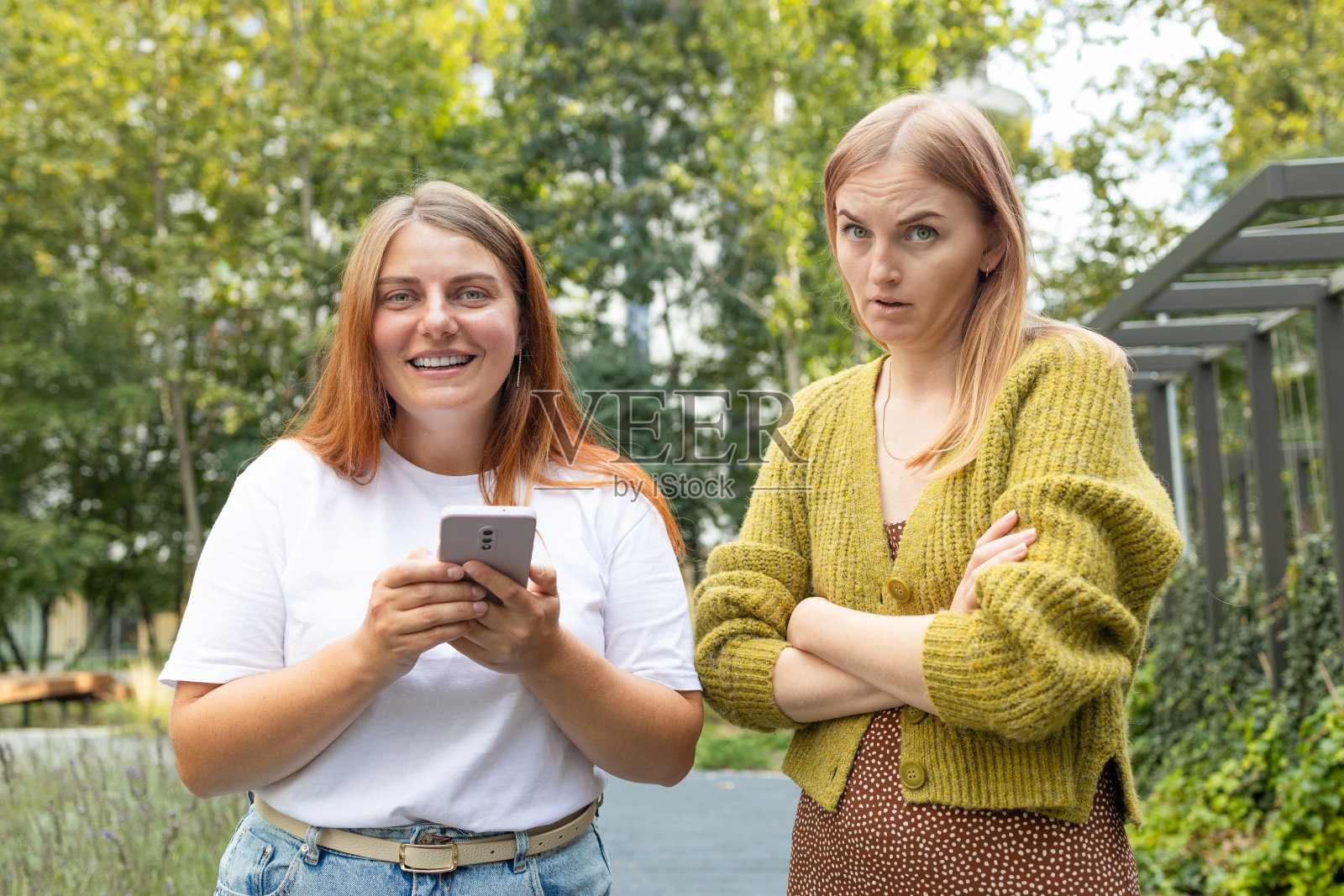 朋友争吵：两位年轻女性争吵，家庭问题照片摄影图片